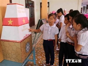 Children study lessions on Vietnam's sovereignty over Hoang Sa (Paracel) and Truong Sa (Spratly) archipelagos (Photo: VNA)